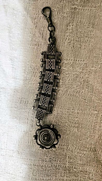 Изящен сребърен компас