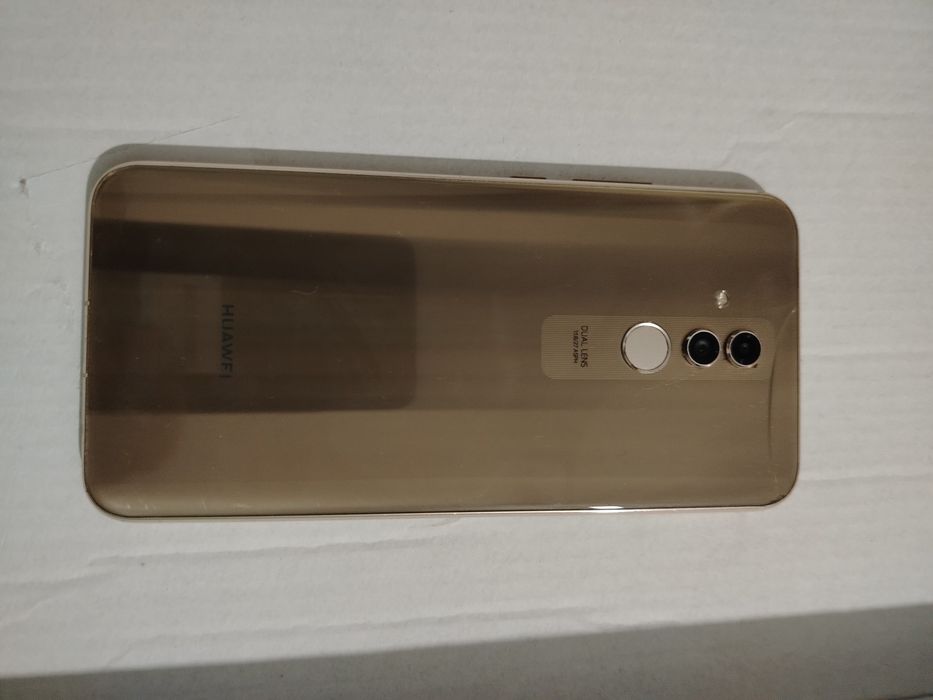 Huawei Mate 20 Lite cu display-ul spart. Placa este buna. Pentru piese
