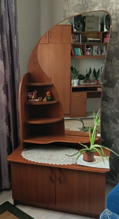 Продам трюмо с зеркалом