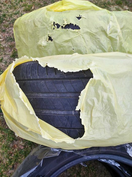 Vand patru Anvelope vara Michelin 245 45 R17 99Y 300 lei