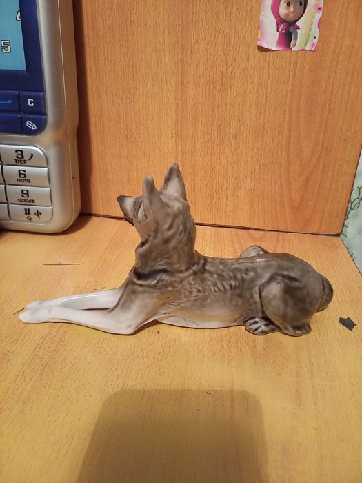 Продам фарфоровую статуэтку