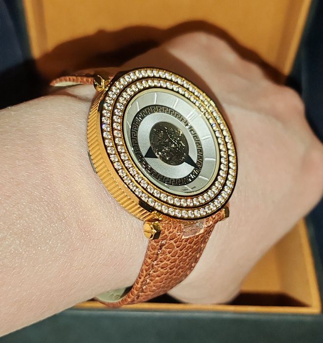 Часы Versace, женские, новые, возможен торг.