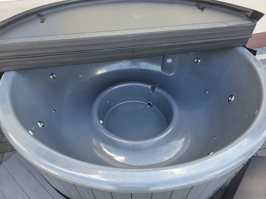 Ciubar din fibra cu jacuzzi si soba exterioara