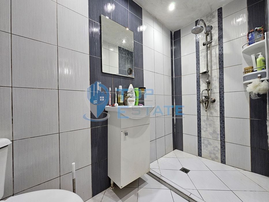 Двуетажна обзаведена и ремонтирана къща с три спални в село Страхилов