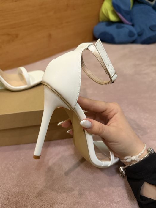 Продавам бели токчета сандали