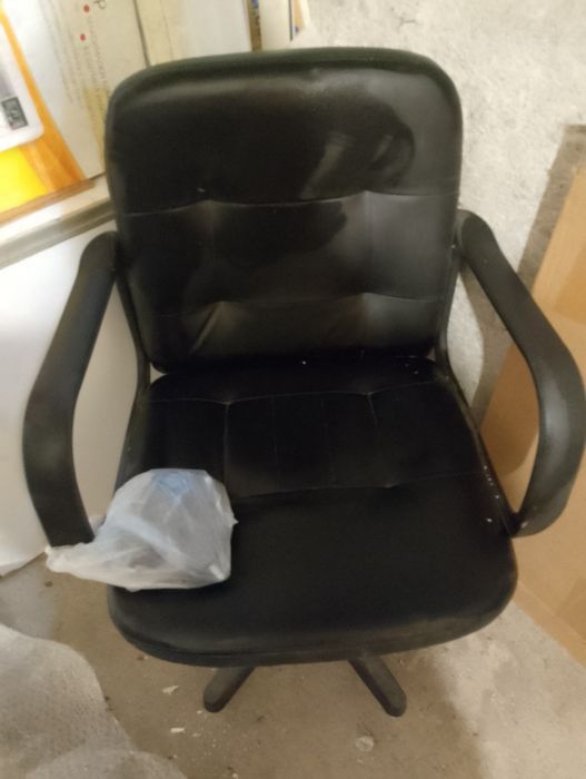 Стол на колелца за резервни части. Изкуствена кожа.