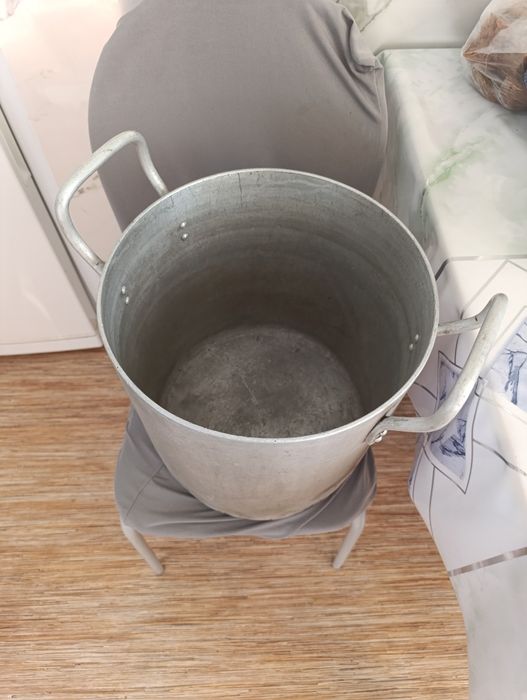 Продам кастрюли и гантели, бедон