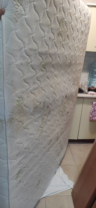 Спалня с матрак  и две нощни шкафчета