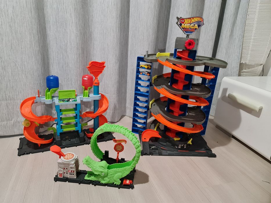 Set jucarii hot wheels, mega garaje, spalatorie, camion transportator