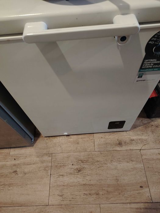 Lada frigorifica 142L, și 2 buc Soba tip semineu