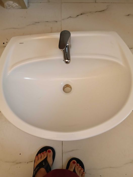 Vand chiuveta (lavoar)cu baterie si picior, pentru baie.