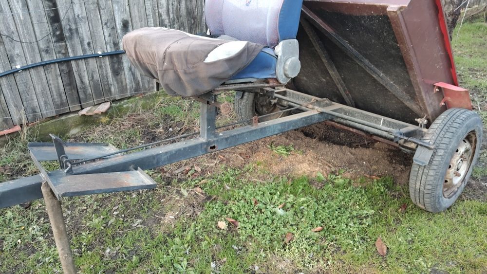 Remorcă basculabilă plus cărucior cu greblă și preșitoare pentru motoc