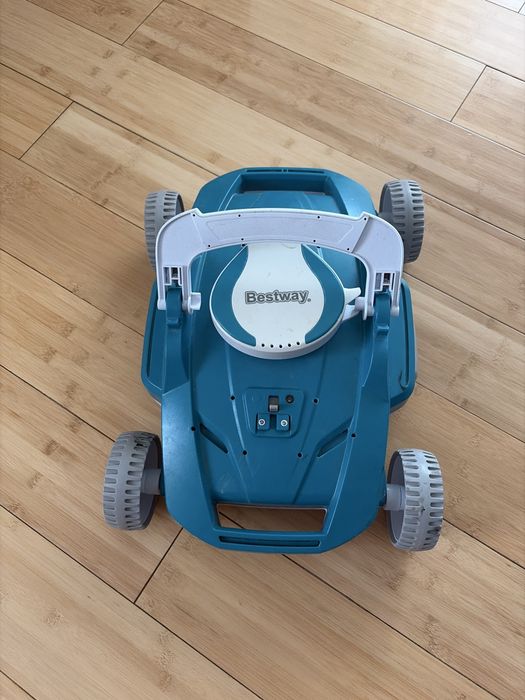 Robot pentru curatat piscina
