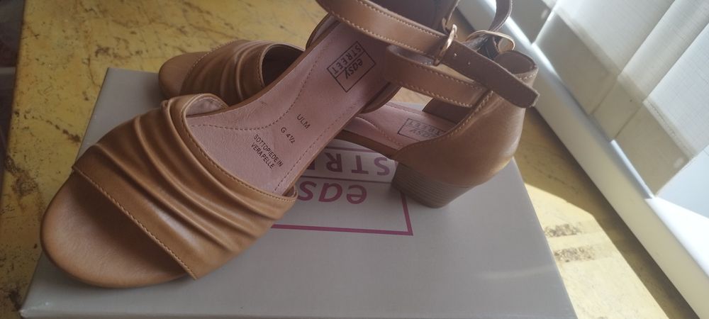 Нови сандали с малък ток.Цвят карамел.35 лв.