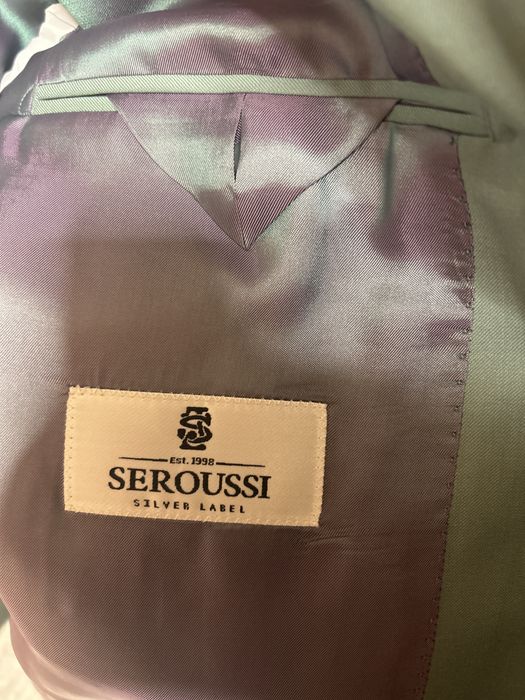 Vand costum nou Seroussi