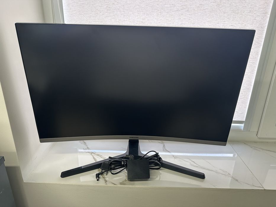 Продаётся монитор Samsung 27″ (C27R500FHI)