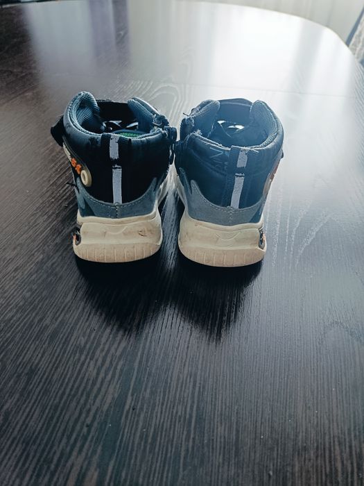 Продам ботинки на мальчика (демисезон)