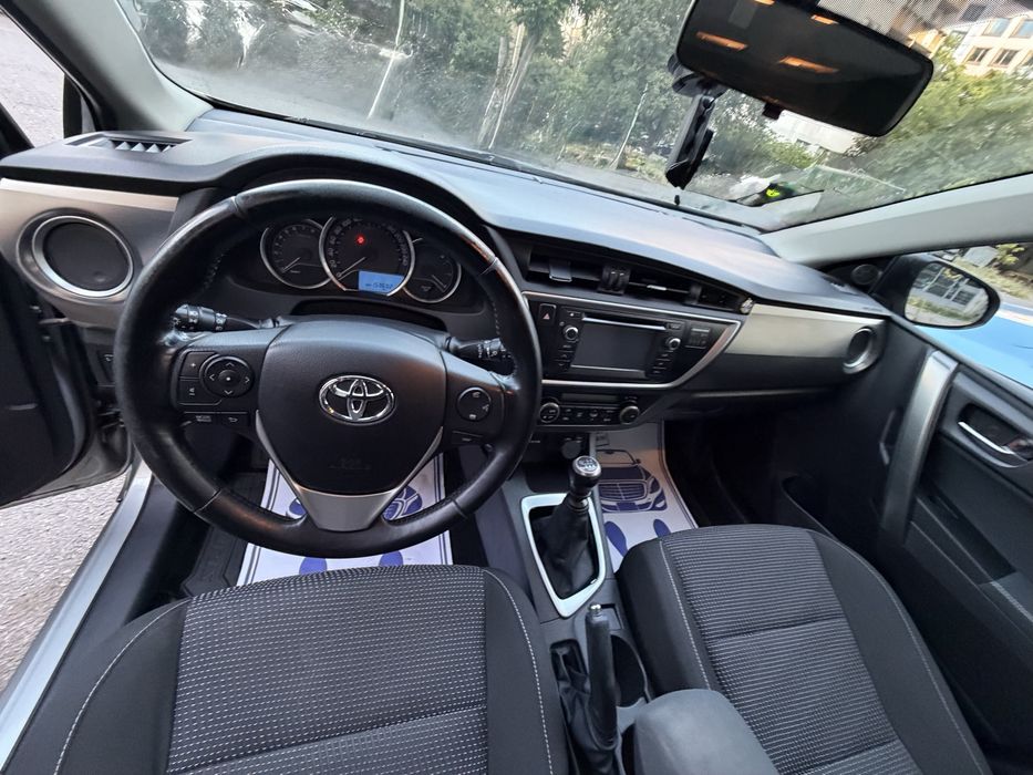 Тойота Аурис Toyota Auris бензин