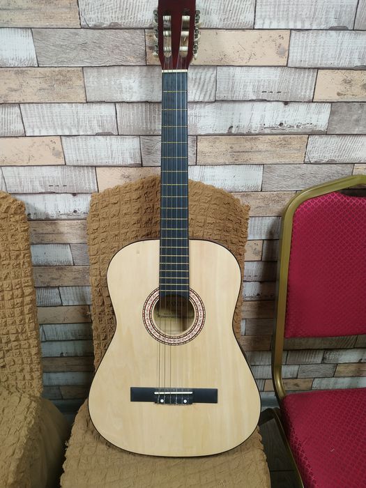 Гитара акустическая шестиструнная