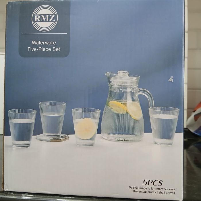 Кувшин и стаканы