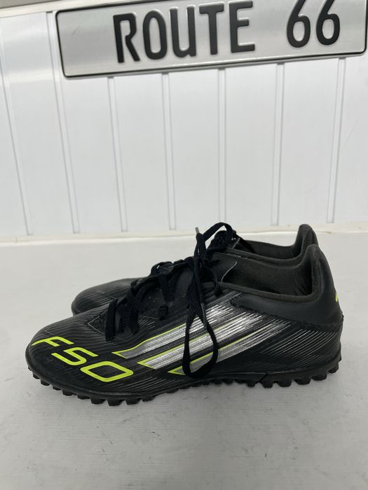 Ghete fotbal sintetic Adidas F50 Club TF, mărimea 38 – Stare excelentă