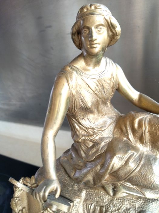 Античен настолен часовник