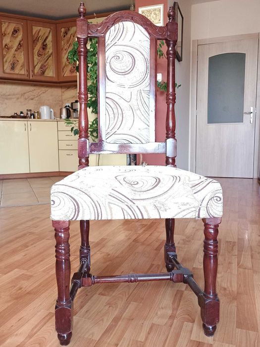 Разтегателна маса и столове