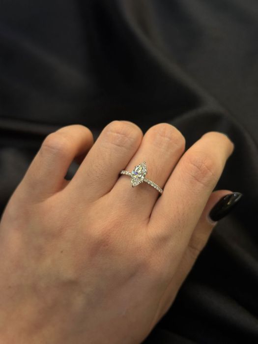 Продам кольцо с бриллиантами