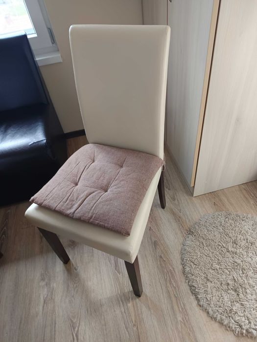 Продавам ъгъл с леки забележки и два стола цена 100€