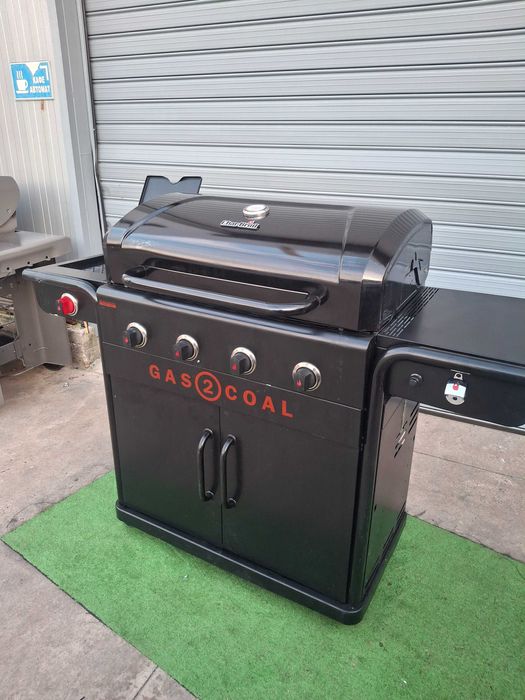 Комбинирана барбекю на газ и дървени въглища