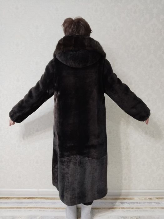 Продам шубу (цигейковую)