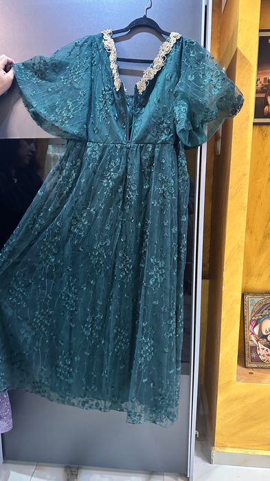 Офицялна зелена рокля с дантелени детайли