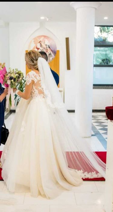 Rochie de mireasa,  voal si crinolina.