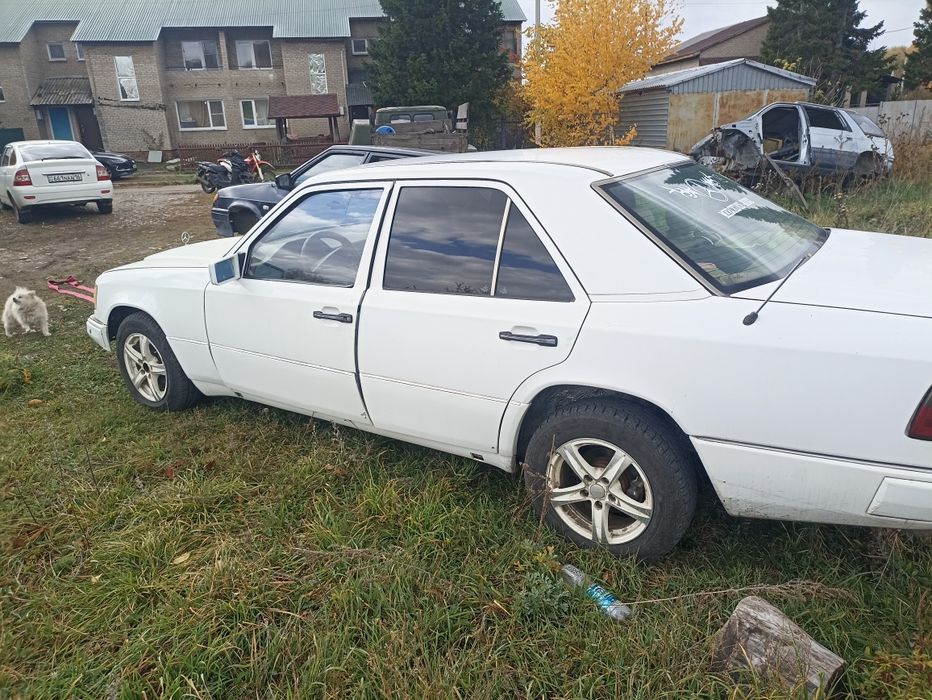 Мерседес E260. На запчасти