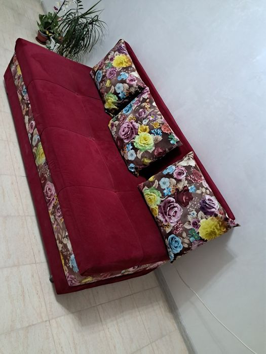 Диван, бордового цвета
