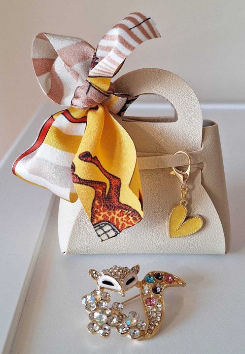 Бижу, опаковано в чантичка