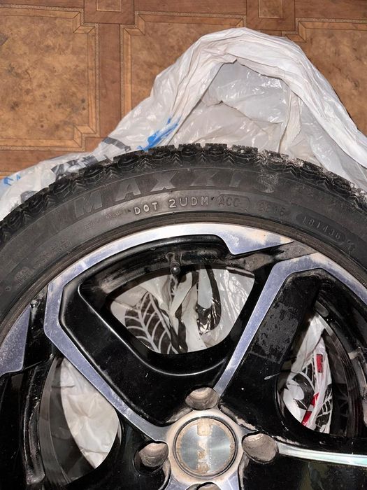 Продам.Диски вместе с резиной (липучка)