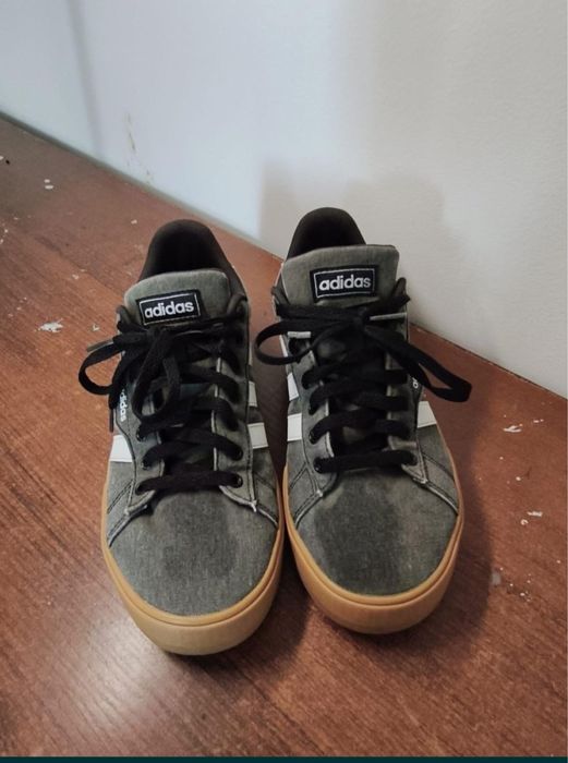 Продам кроссовки Adidas