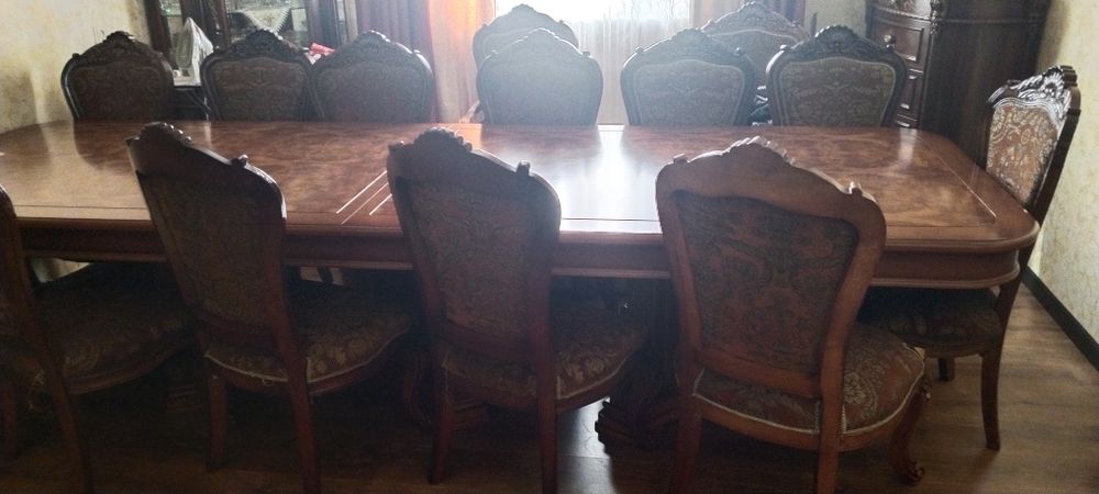 Стол со стульями