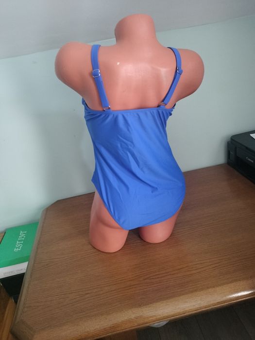 Vând Costum baie