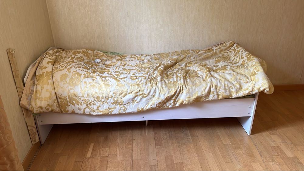 Детская (стол и кровать)