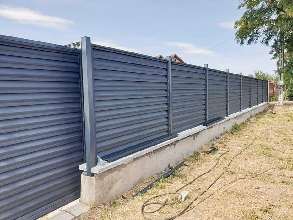 Garduri din panouri stil jaluzele, sipca metalica, tabla, plasa si BCA