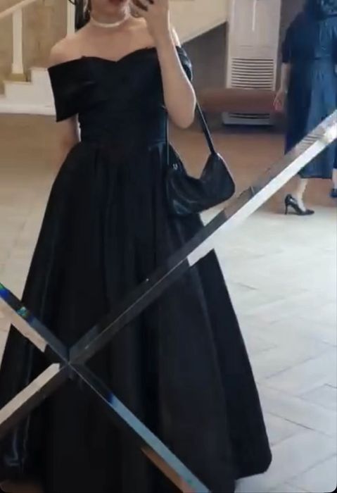 Срочно продам Атласное платье.