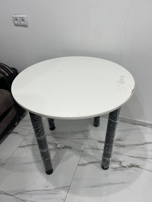 Белый круглый стол для кухни