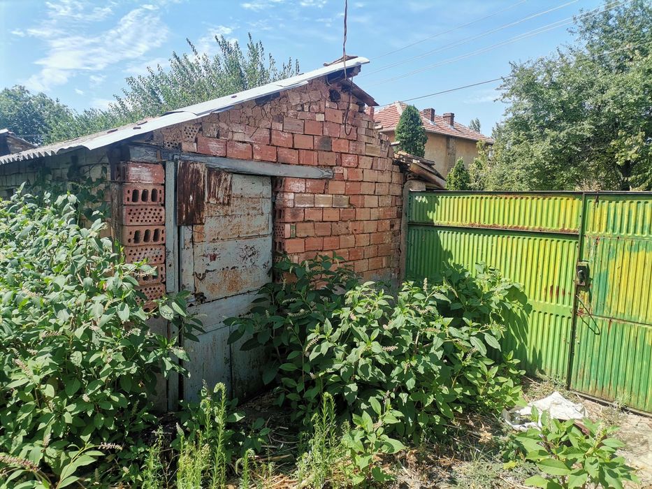 с. Бутово, обл. Велико Търново. Къща с огромен двор и геран.