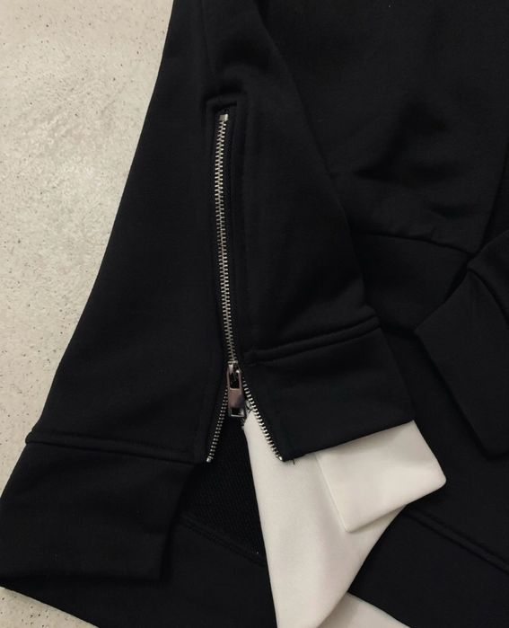 Черный свитшот с контрасной вставкой.