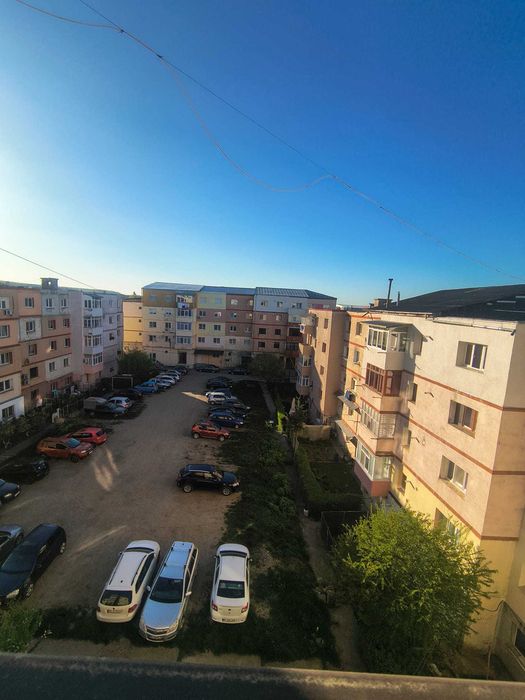 Apartament de vanzare , cu spatiu pentru depozitare la parter , situat la etajul 4 , 3 camere decomandate , spatios ,luminos cu vedere pe doua zone
