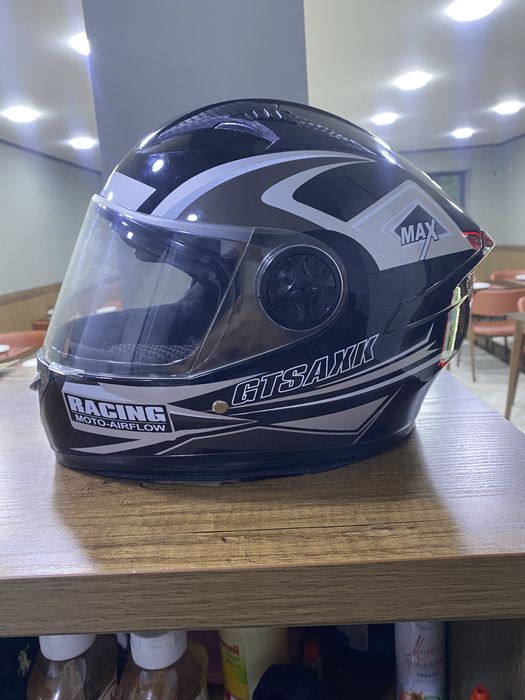 moto shlem  sotiladi srochna arzonga