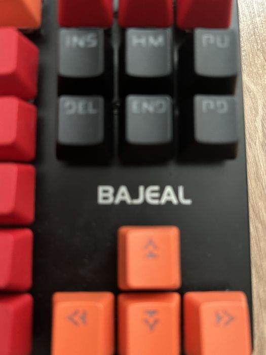 Tastatura bajeal switchuri albastre taste rosii cu portocalii si negru