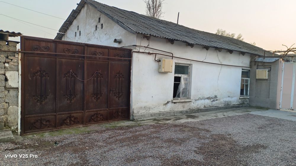 Nurafshonda uy sotiladi 10 sotix 6 xona